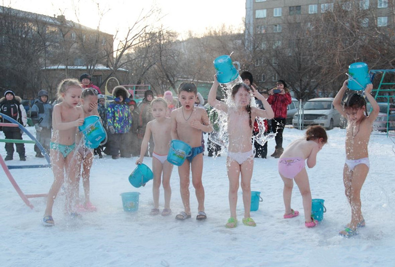 俄羅斯幼兒園冰桶挑戰(zhàn)
